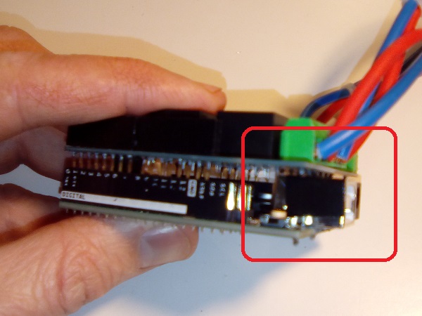 Arduinoren USB konexioa zinta isolatzailez estalita erreleak kontakturik ez egiteko